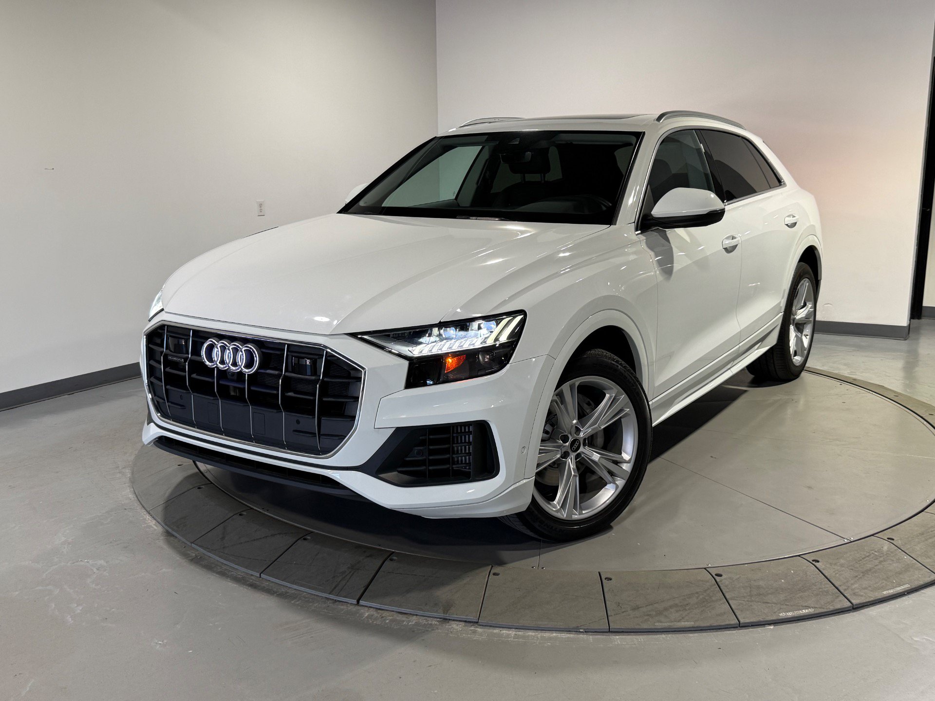 Used 2023 Audi Q8 Premium w/ Convenience Package AWD/4WD image 2