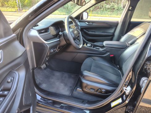 Used 2024 Jeep Grand Cherokee L Altitude image 19