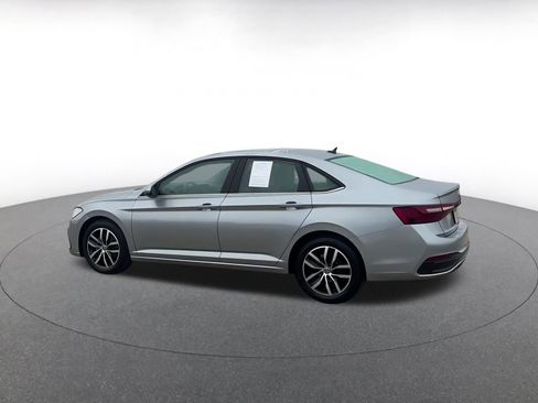 Used 2025 Volkswagen Jetta SE image 14