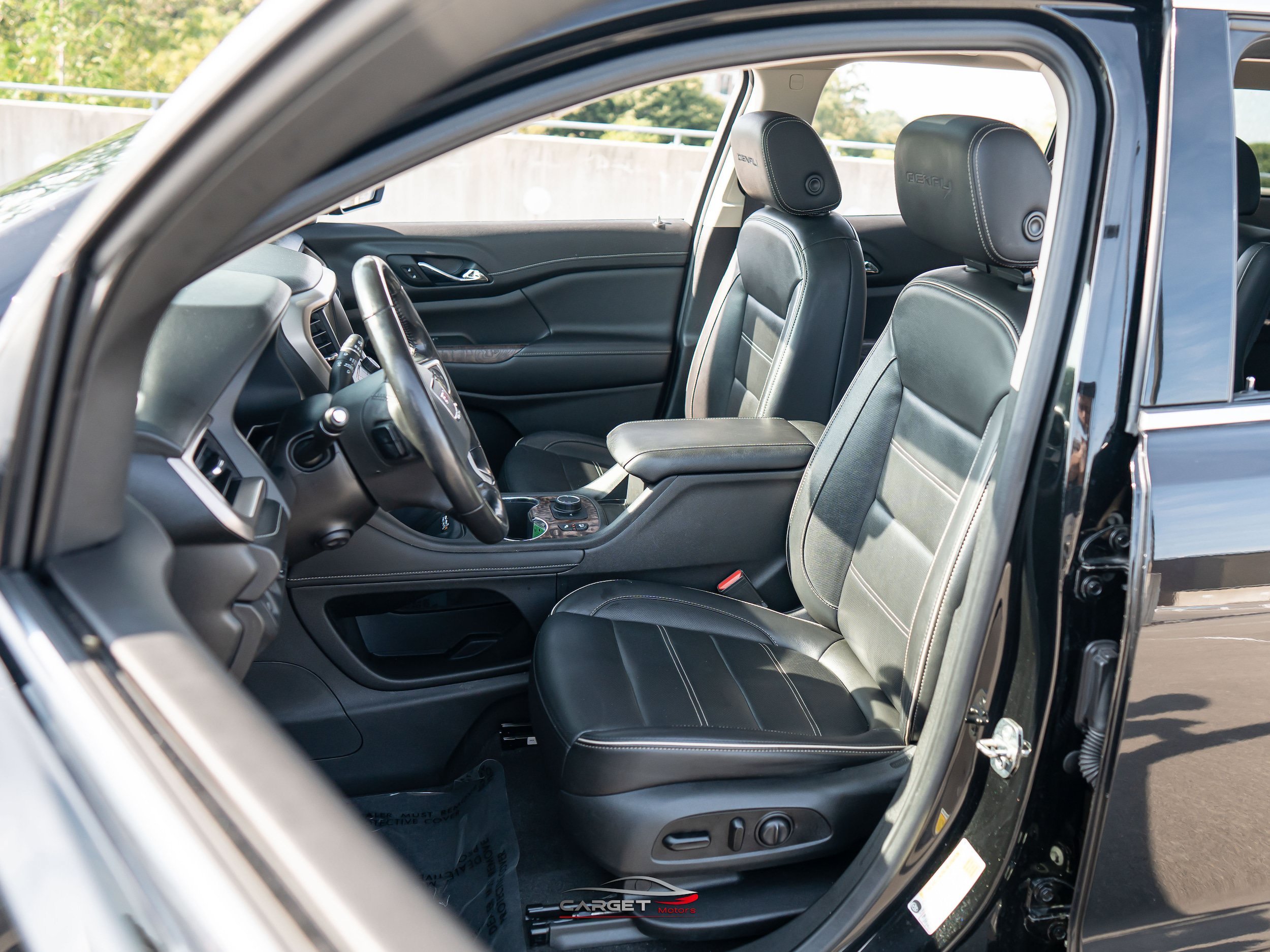 Used 2020 GMC Acadia Denali w/ Technology Package FWD image 16