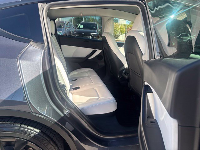 Used 2022 Tesla Model Y Long Range AWD/4WD image 32
