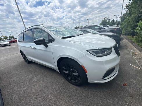 Used 2025 Chrysler Pacifica Limited FWD image 5