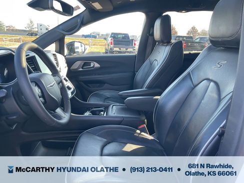 Used 2025 Chrysler Pacifica Limited image 4