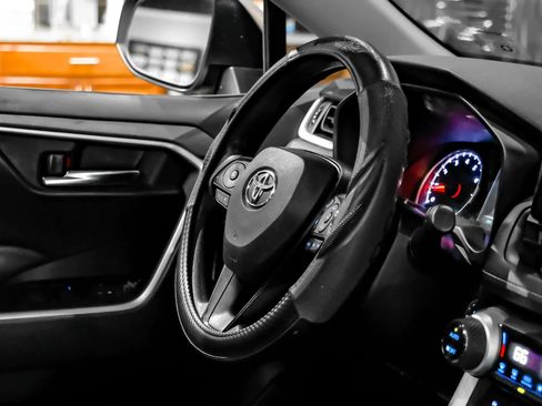 Used 2020 Toyota RAV4 XLE w/ Convenience Package FWD image 17