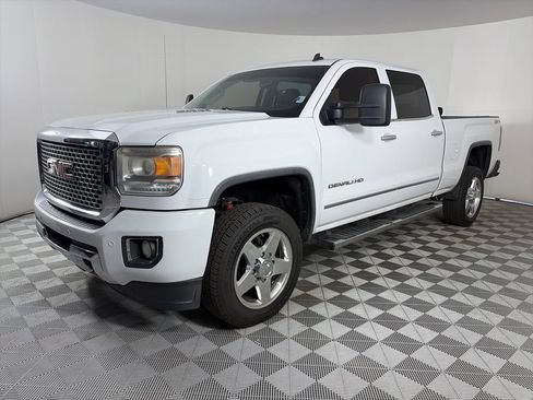 Used 2015 GMC Sierra 2500 Denali w/ Duramax Plus Package AWD/4WD image 3