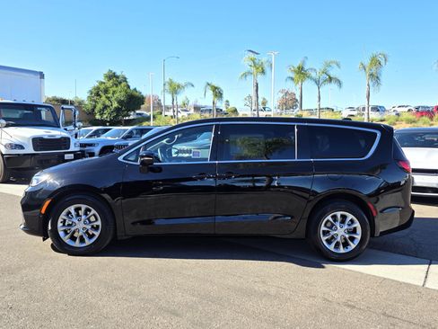 New 2026 Chrysler Pacifica Limited image 2