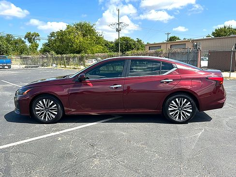 Used 2024 Nissan Altima 2.5 SV w/ SV Premium Package FWD image 5