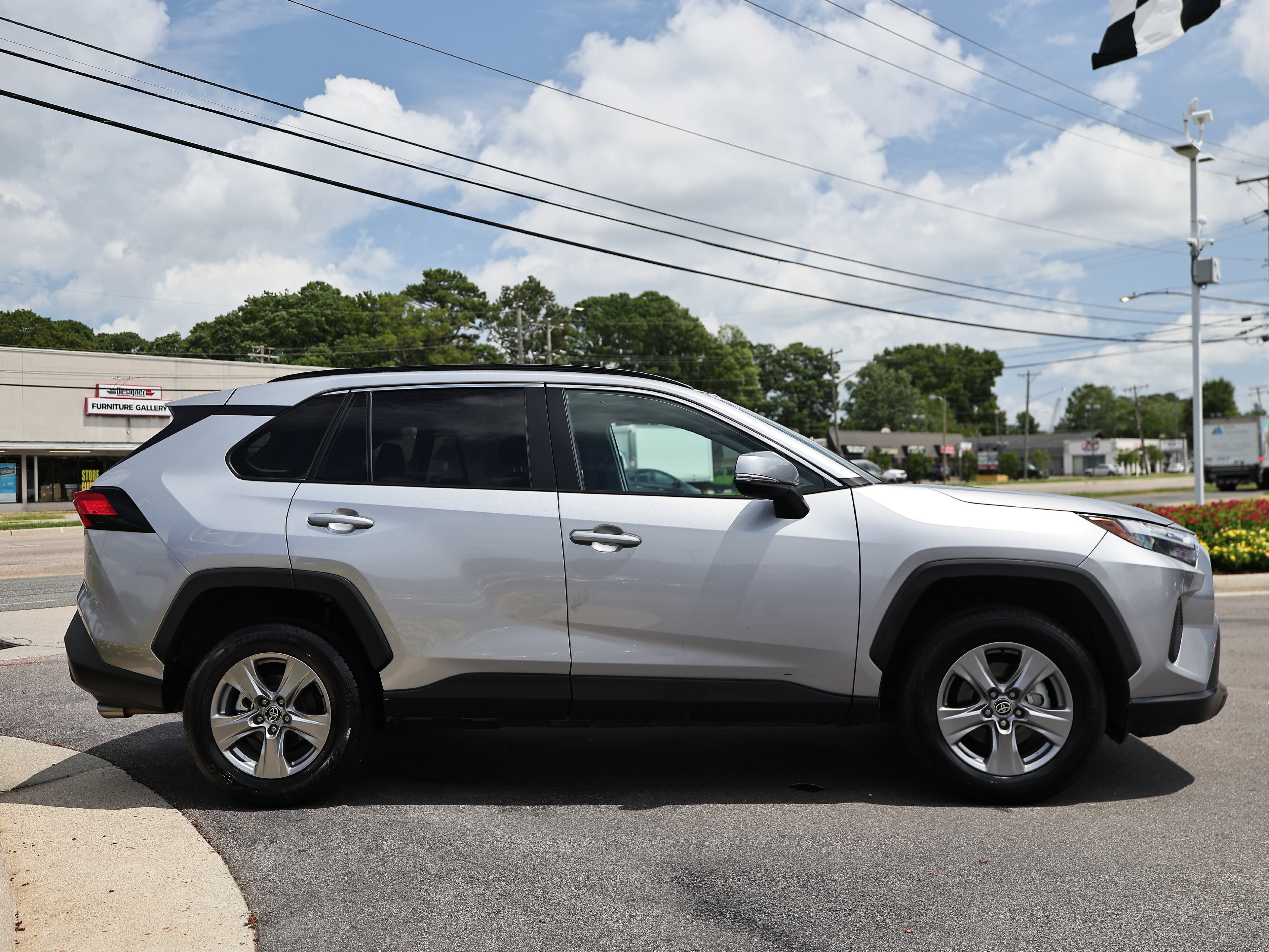 Used 2025 Toyota RAV4 XLE FWD image 11