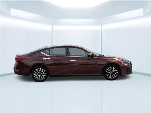 Used 2024 Nissan Altima 2.5 SV FWD image 7