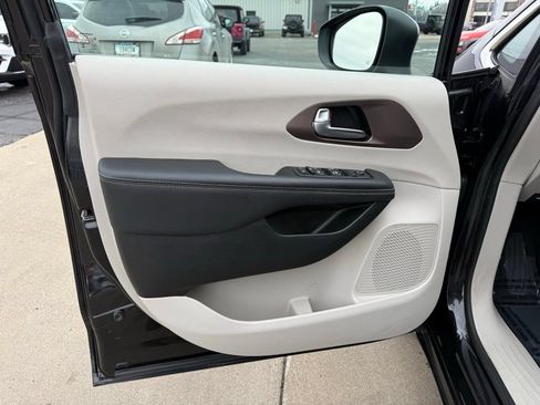 Used 2023 Chrysler Voyager LX FWD image 13
