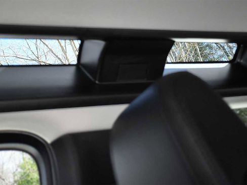 Used 2024 Land Rover Defender 110 S image 14