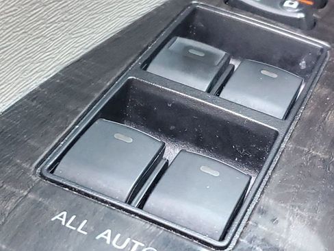 Used 2015 Toyota Venza LE image 32