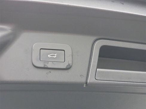 New 2026 Land Rover Range Rover Velar Dynamic SE image 14