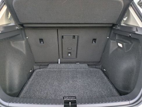 Certified 2025 Volkswagen Taos SE image 18