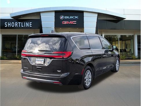 Used 2025 Chrysler Pacifica Select FWD image 3