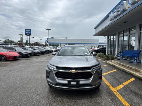 Used 2025 Chevrolet Trax LT FWD image 2