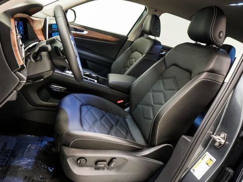 Used 2025 Volkswagen Atlas SE AWD/4WD image 6