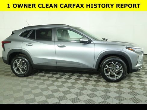 Used 2025 Chevrolet Trax LT w/ LT Convenience Package image 4