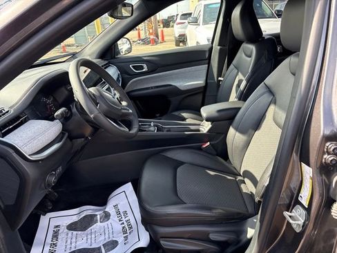 Used 2023 Jeep Compass Latitude image 16