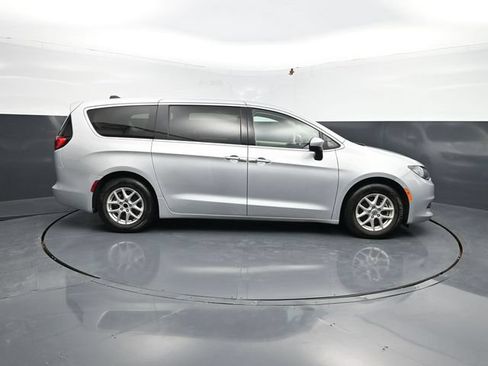 Used 2023 Chrysler Voyager LX FWD image 5
