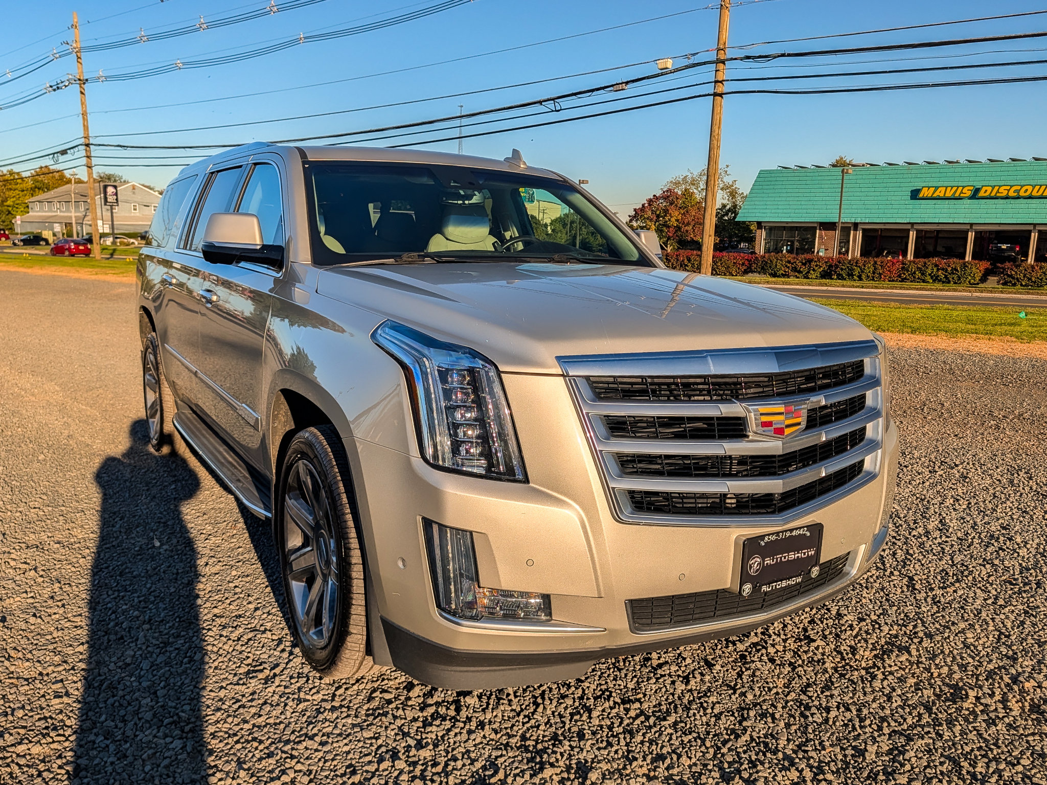 Used 2017 Cadillac Escalade ESV Luxury AWD/4WD image 3
