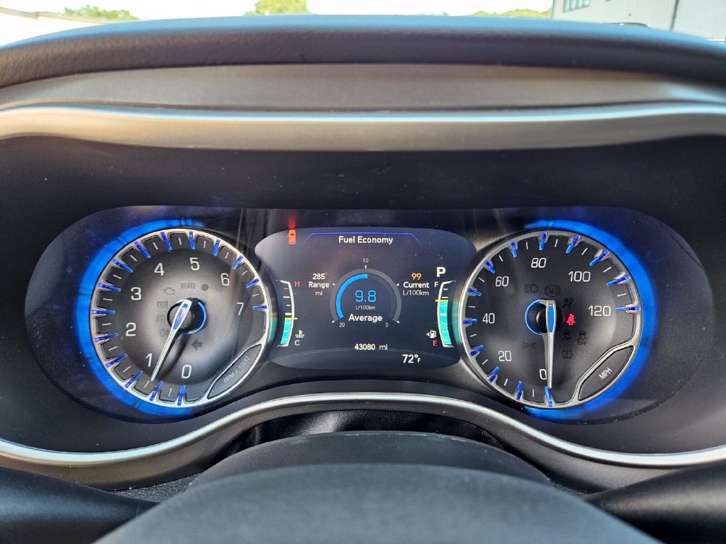 Used 2024 Chrysler Pacifica Touring-L FWD image 31
