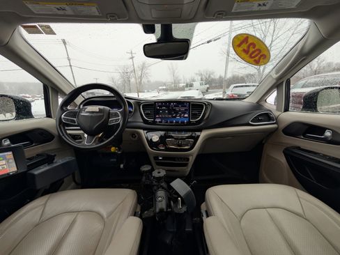 Used 2021 Chrysler Pacifica Touring-L image 2