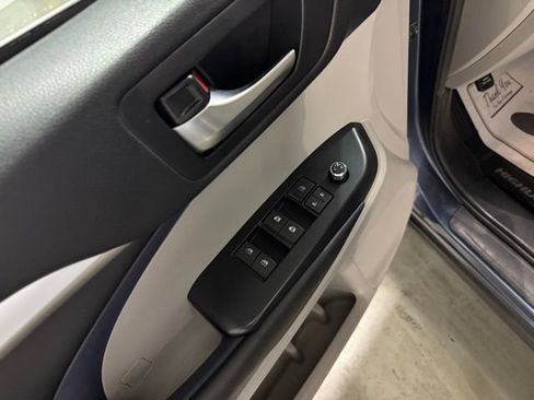 Used 2019 Toyota Highlander SE image 11