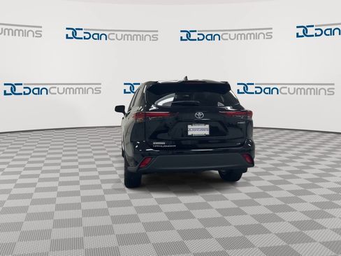 Used 2024 Toyota Highlander LE AWD/4WD image 7