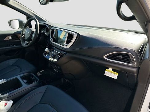 New 2026 Chrysler Pacifica Select image 29