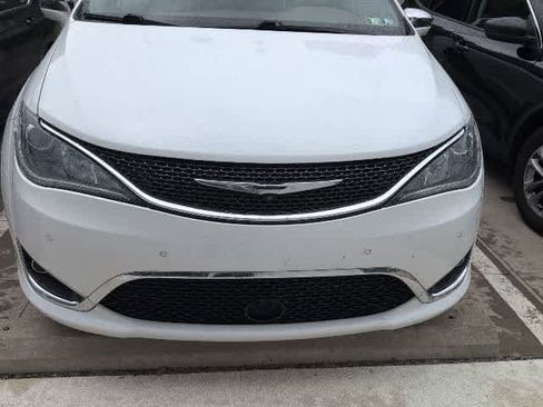 Used 2017 Chrysler Pacifica Limited w/ Advanced Safetytec Group FWD image 6