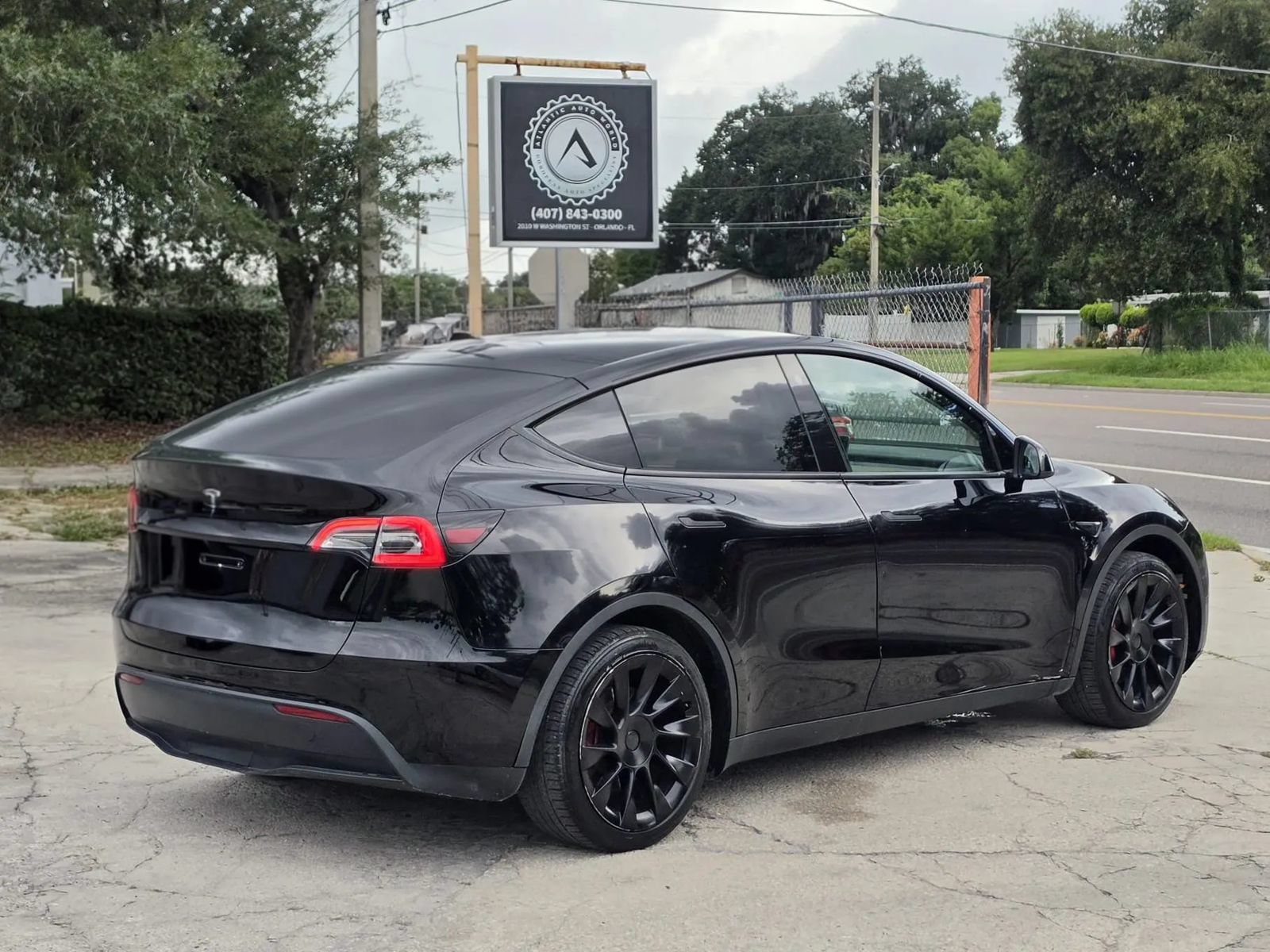 Used 2023 Tesla Model Y AWD image 3