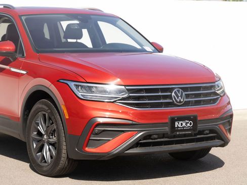 Used 2022 Volkswagen Tiguan SE w/ Panoramic Sunroof Package image 3