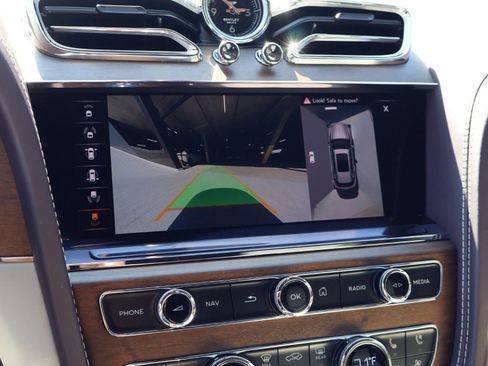 Used 2023 Bentley Bentayga Extended Wheelbase AWD/4WD image 19