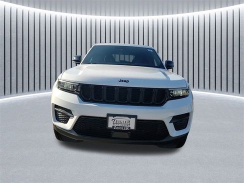 New 2025 Jeep Grand Cherokee Altitude image 8