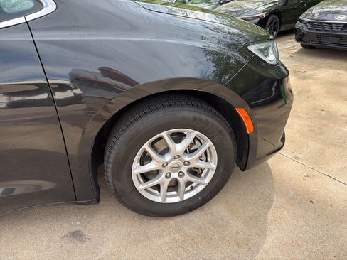 Used 2023 Chrysler Pacifica Touring-L FWD image 13