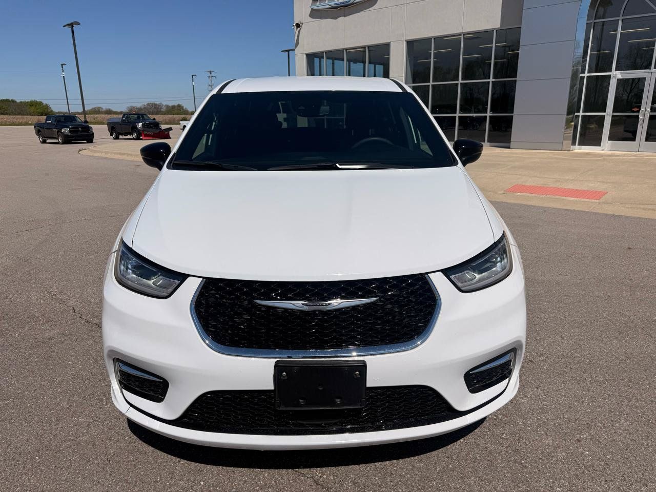 Used 2025 Chrysler Pacifica Select FWD image 8
