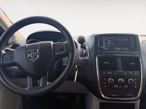 Used 2019 Dodge Grand Caravan SE w/ UConnect Hands-Free Group FWD image 4