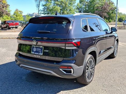 Certified 2025 Volkswagen Taos SE image 10