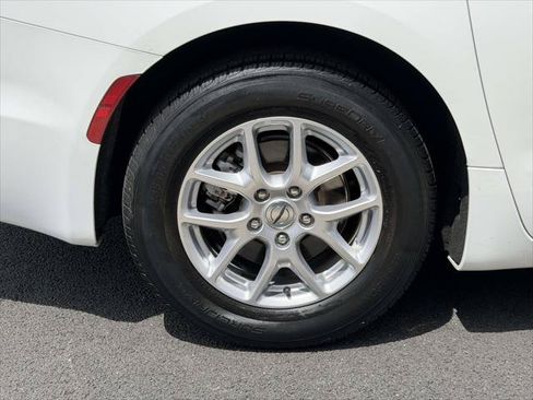 Used 2023 Chrysler Pacifica Touring-L FWD image 8