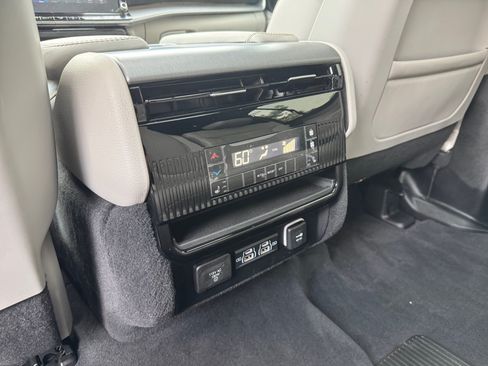 Used 2025 Jeep Wagoneer Series III w/ Premium Group I AWD/4WD image 27