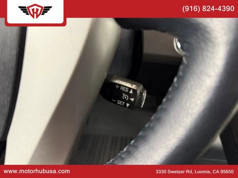 Used 2013 Toyota Prius Four w/ Deluxe Solar Roof Pkg FWD image 29