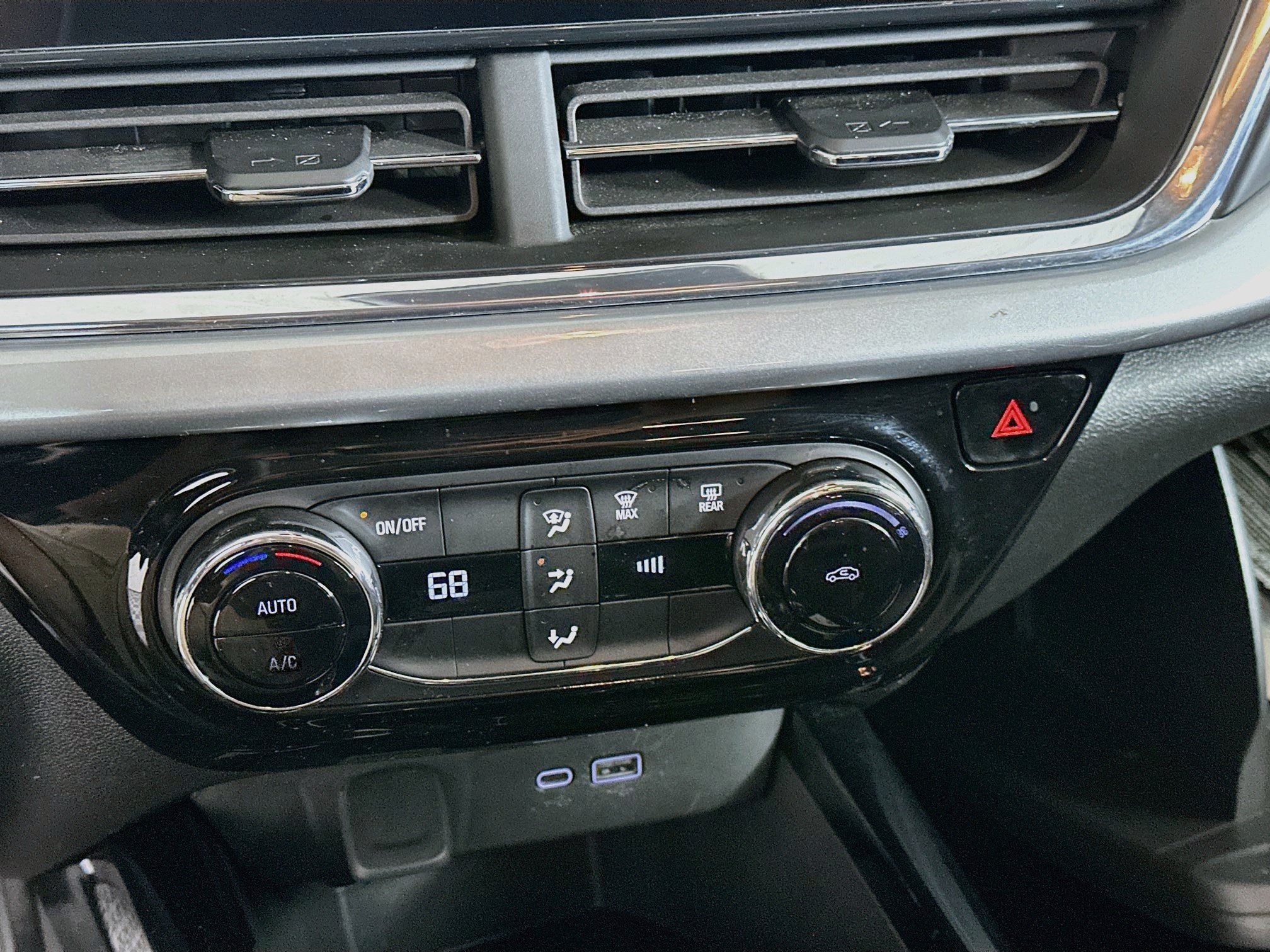 Used 2025 Chevrolet Trax LT FWD image 23