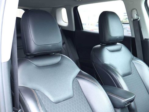 Used 2019 Jeep Compass Latitude FWD image 14