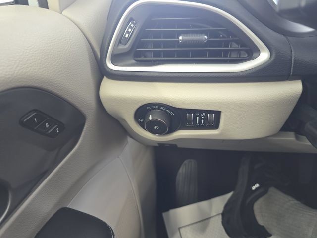 Used 2024 Chrysler Pacifica Touring-L FWD image 20