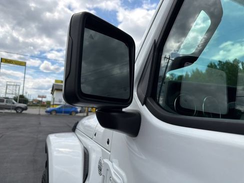 Used 2021 Jeep Wrangler Unlimited Sahara AWD/4WD image 30