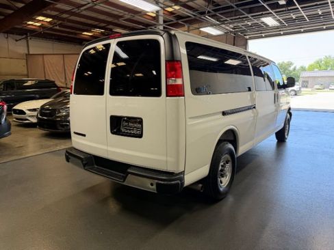 Used 2025 Chevrolet Express 3500 LT w/ LT Preferred Equipment Group RWD image 4