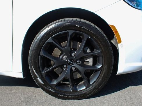 Used 2023 Chrysler Pacifica Limited w/ S Appearance Package image 48