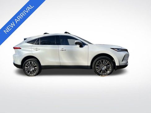 Used 2024 Toyota Venza XLE image 2