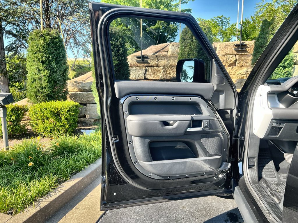 Used 2026 Land Rover Defender 130 X-Dynamic SE AWD/4WD image 17